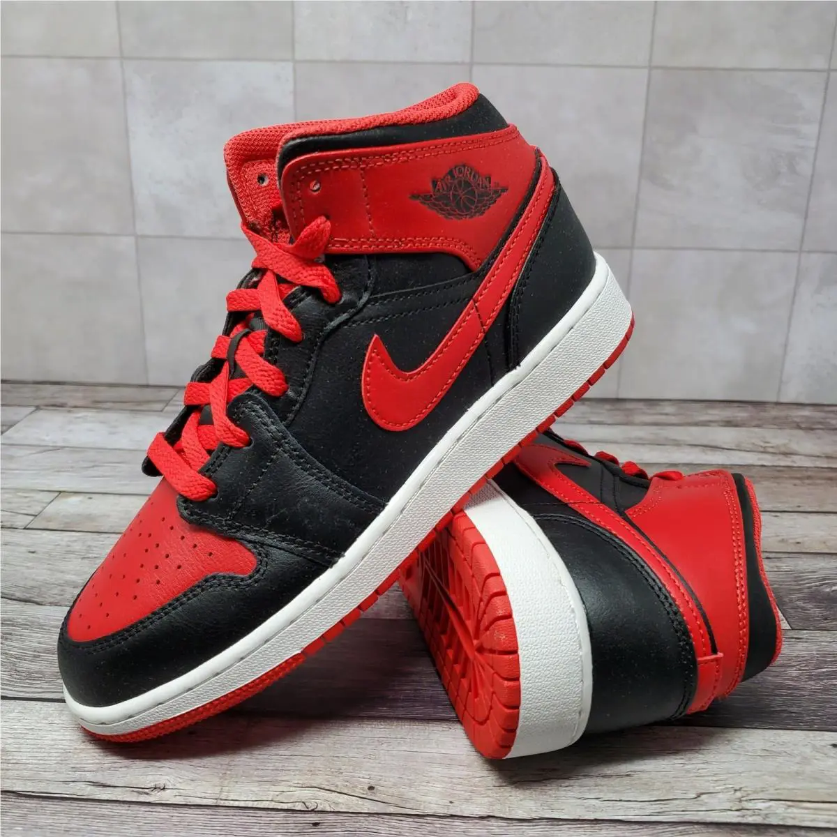 Nike Air Jordan 1 Mid GS Alternate Bred Black Fire Red Size 5Y DQ8423-060
