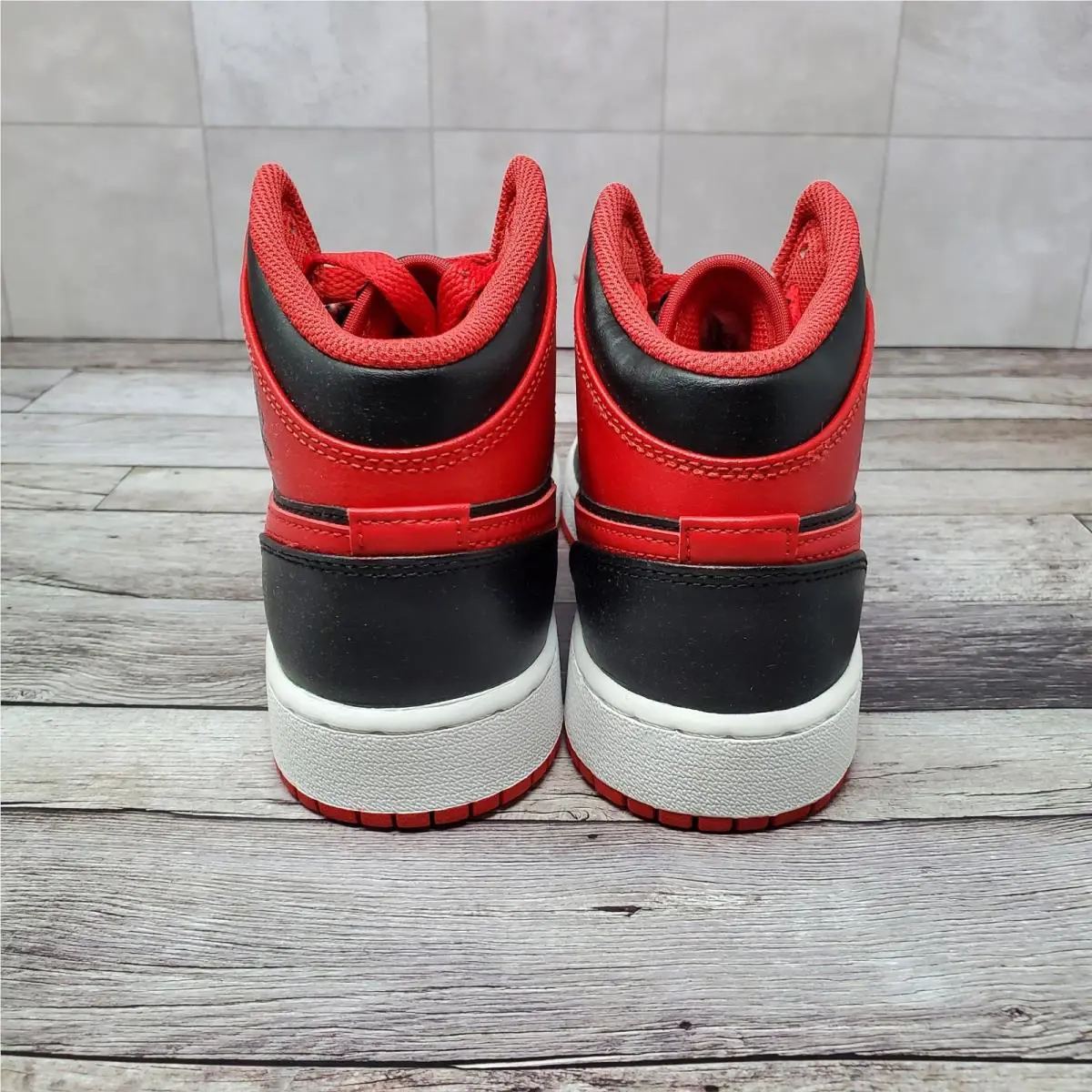 Nike shoes - Air Jordan 1 Mid GS - Red 1