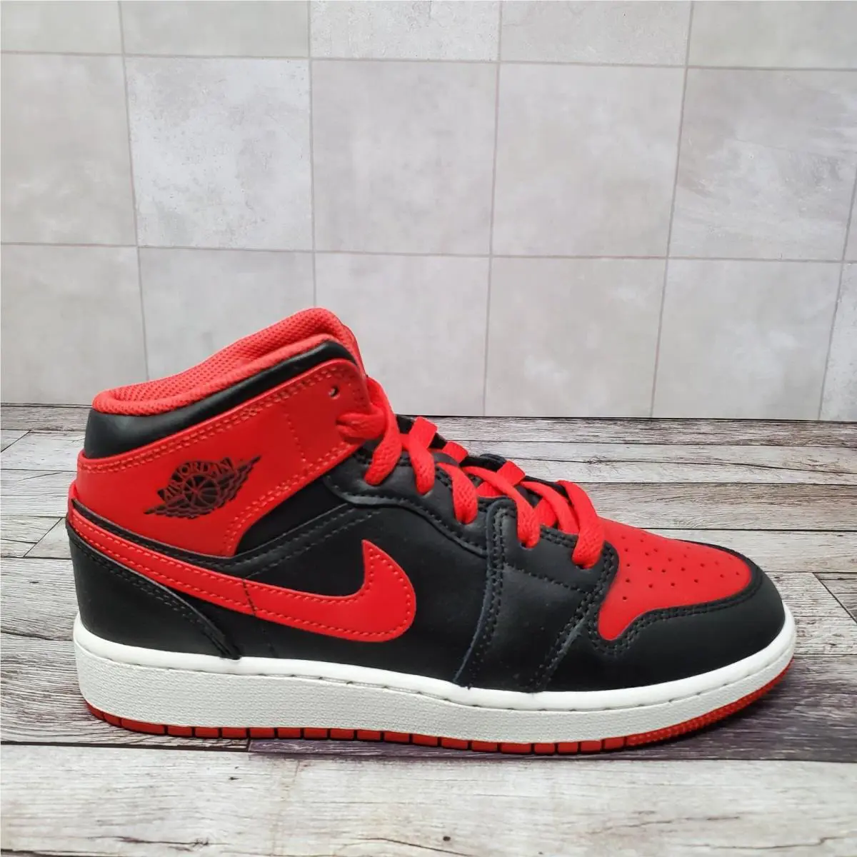 Nike shoes - Air Jordan 1 Mid GS - Red 2