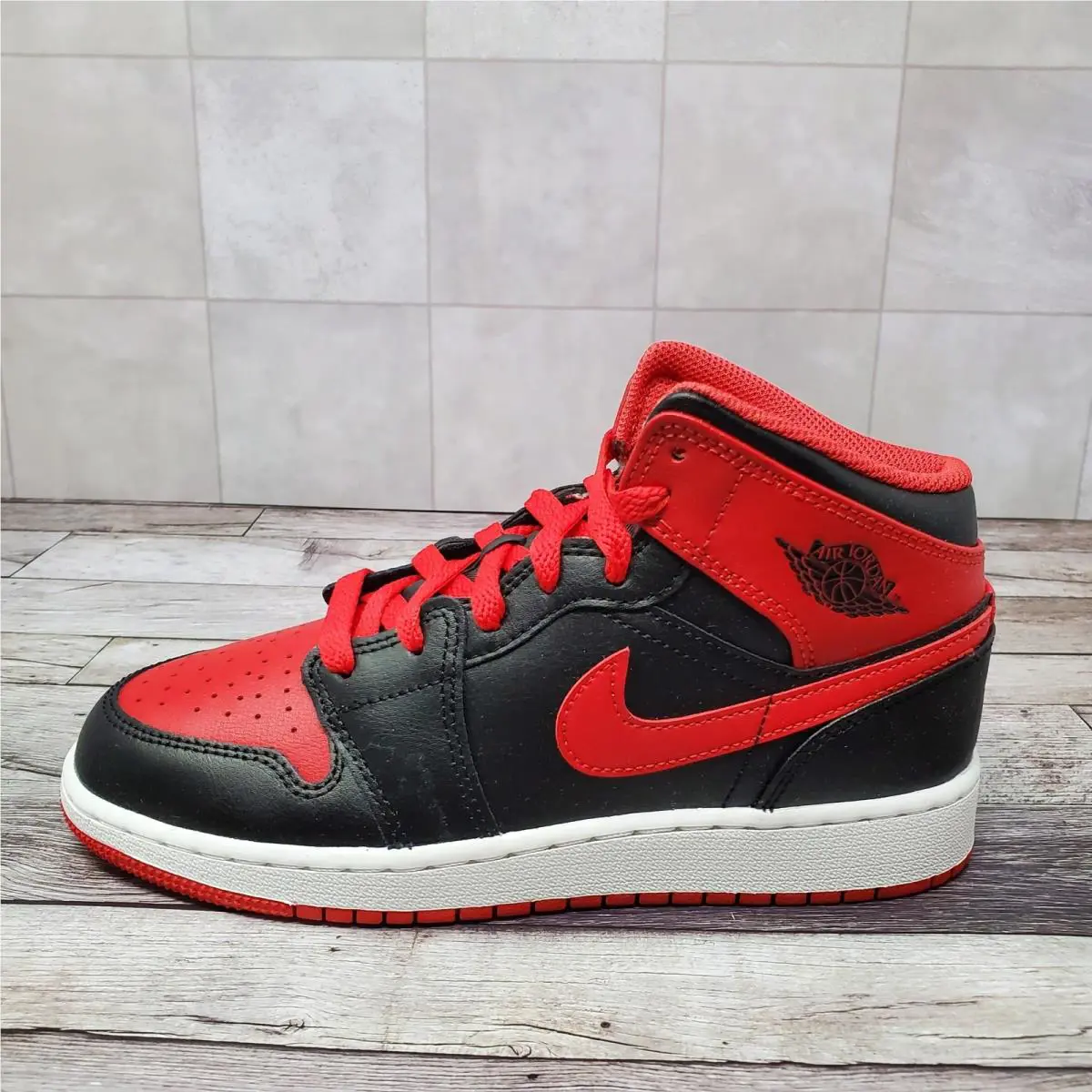 Nike shoes - Air Jordan 1 Mid GS - Red 3