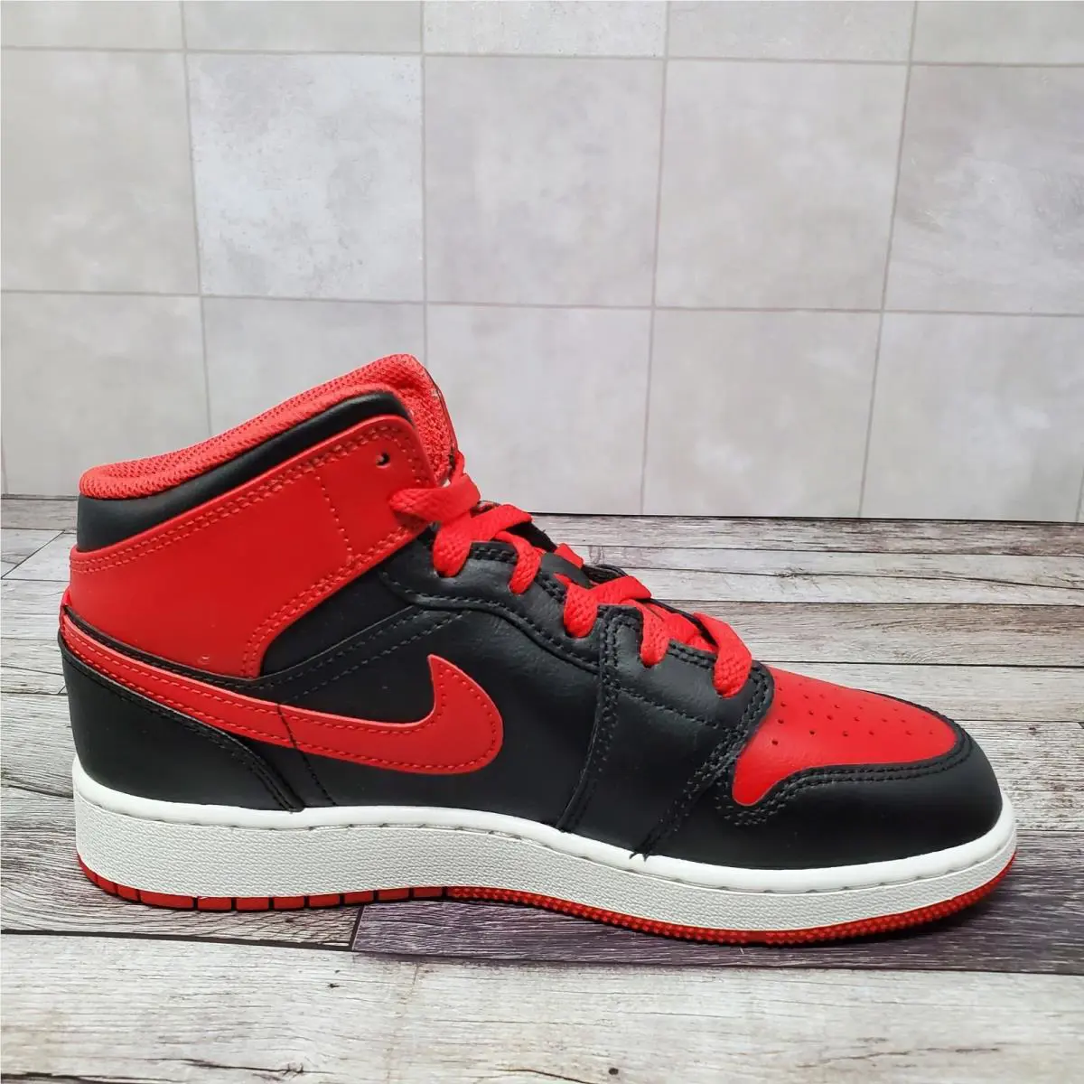 Nike shoes - Air Jordan 1 Mid GS - Red 4