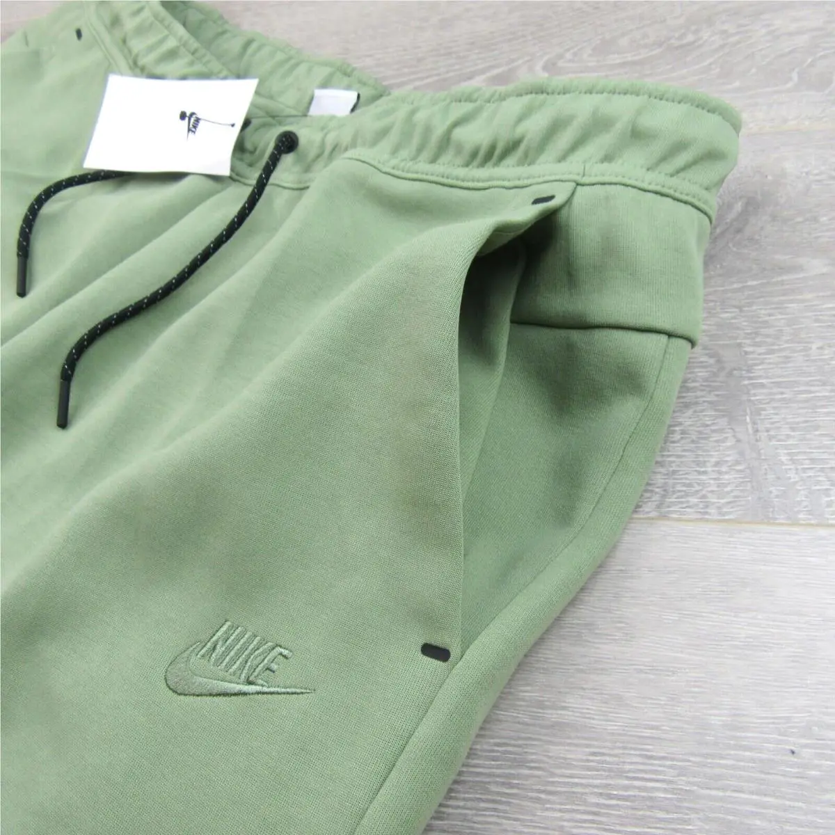 Nike clothing - Sportswear Tech - Sportswear Tech - DX0581-386 - Green (UPC: 196156750859) 4