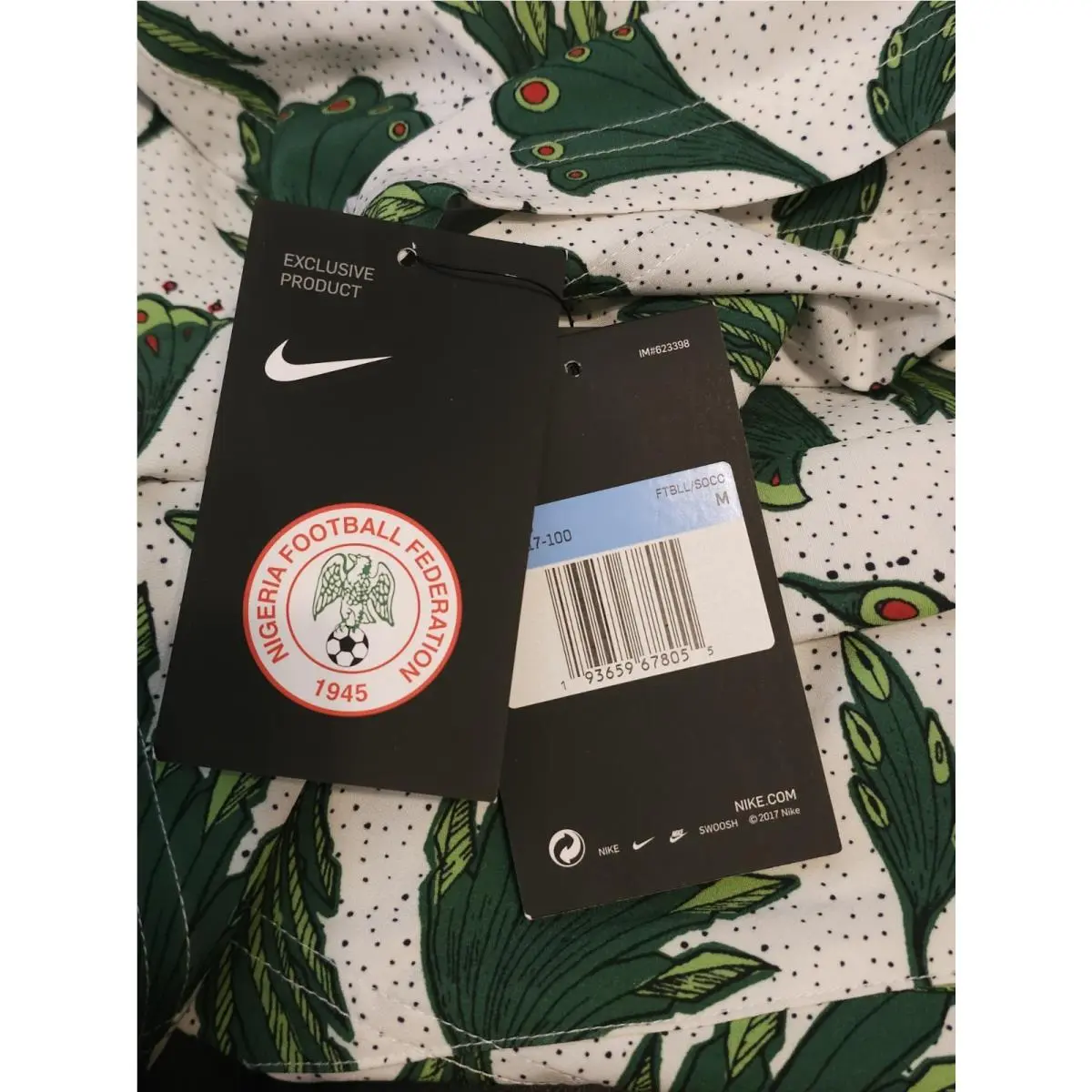 Nike clothing - White / Green / Black / Red 5