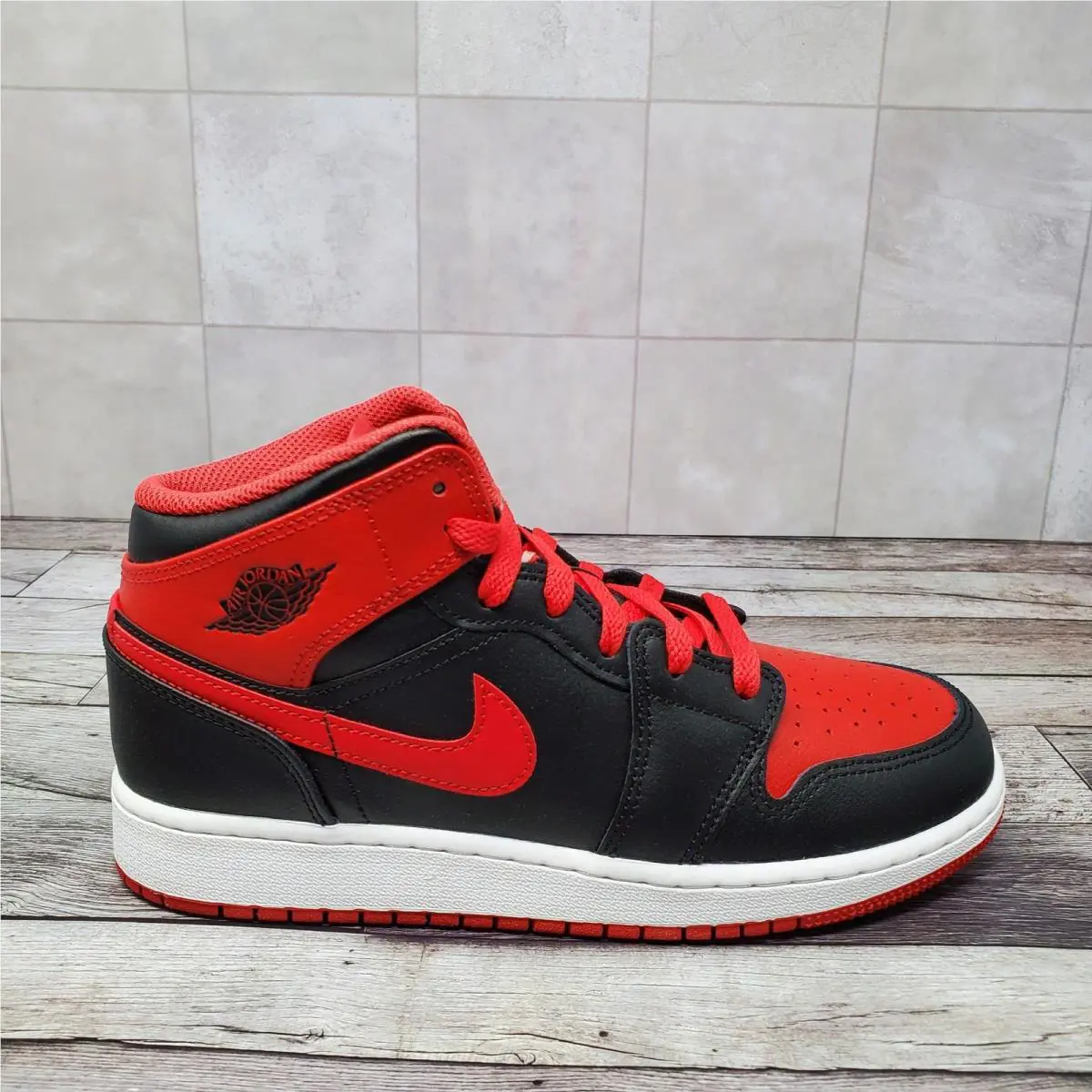 Nike shoes - Air Jordan 1 Mid GS - Red 2
