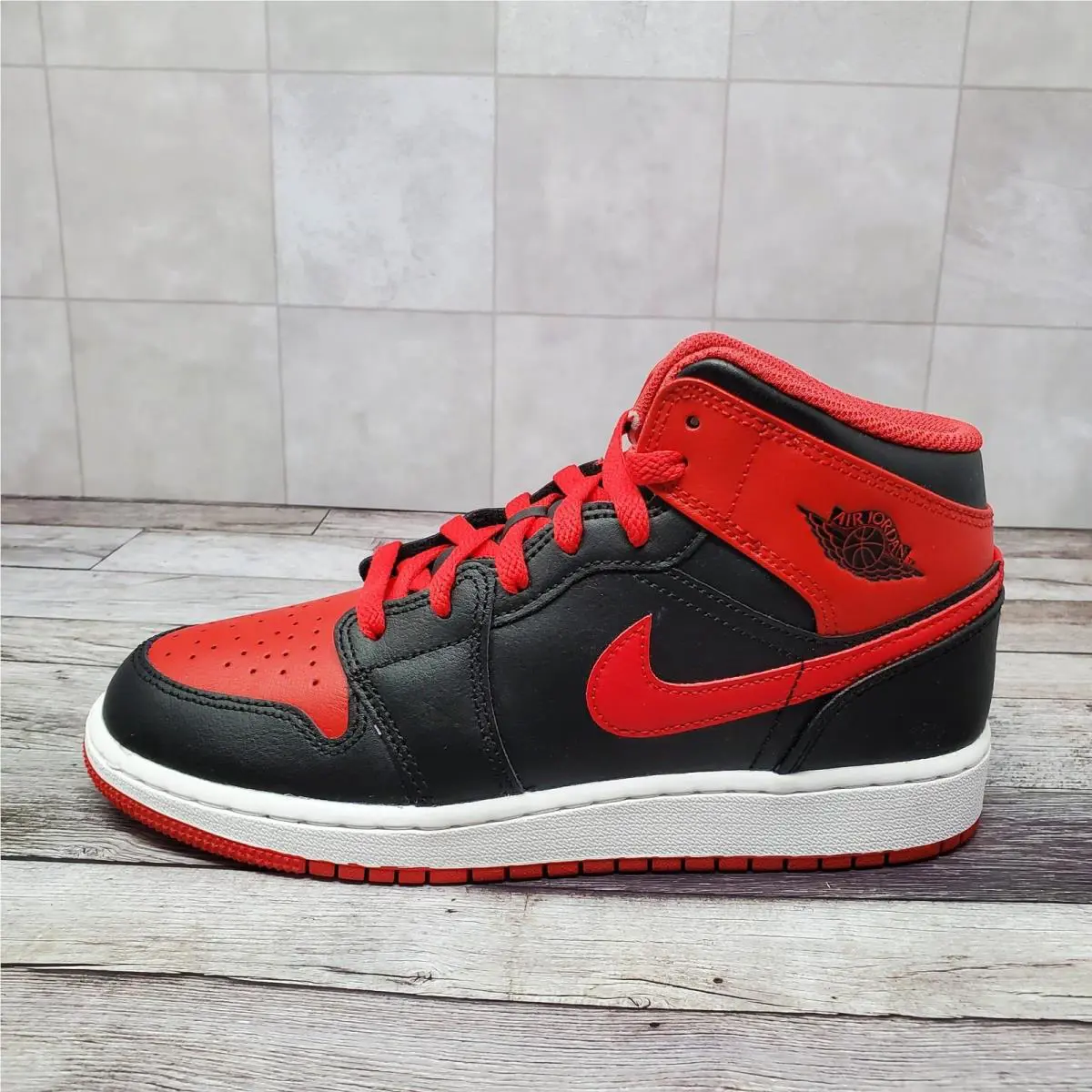 Nike shoes - Air Jordan 1 Mid GS - Red 3