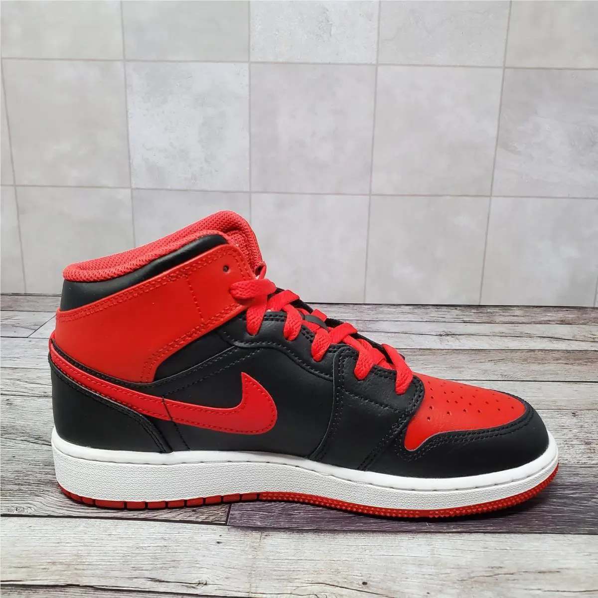 Nike shoes - Air Jordan 1 Mid GS - Red 4