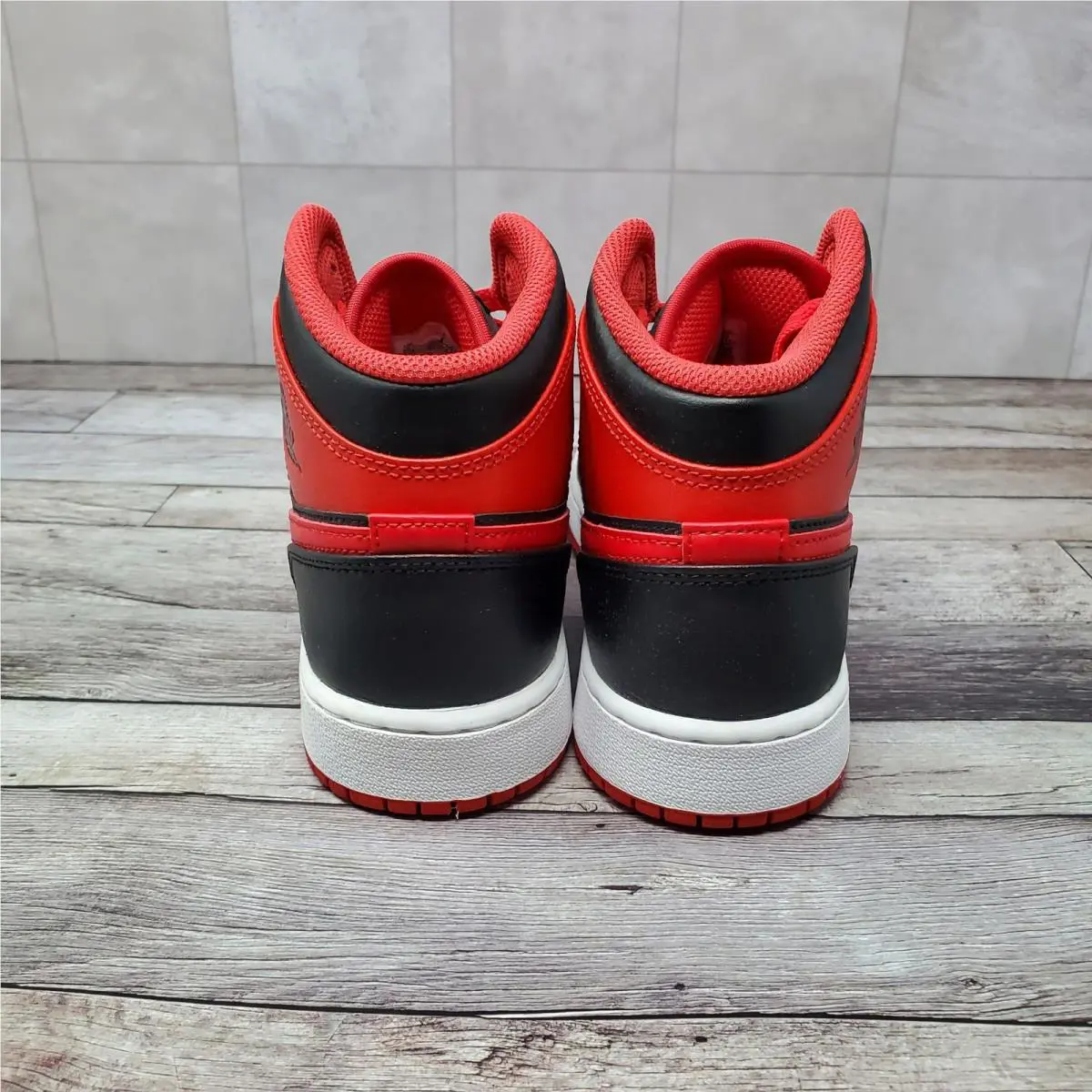Nike shoes - Air Jordan 1 Mid GS - Red 1