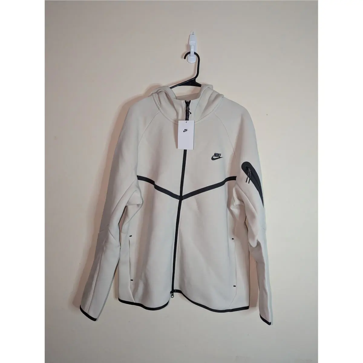 Nike clothing - Ivory (UPC: 197602891478) 1