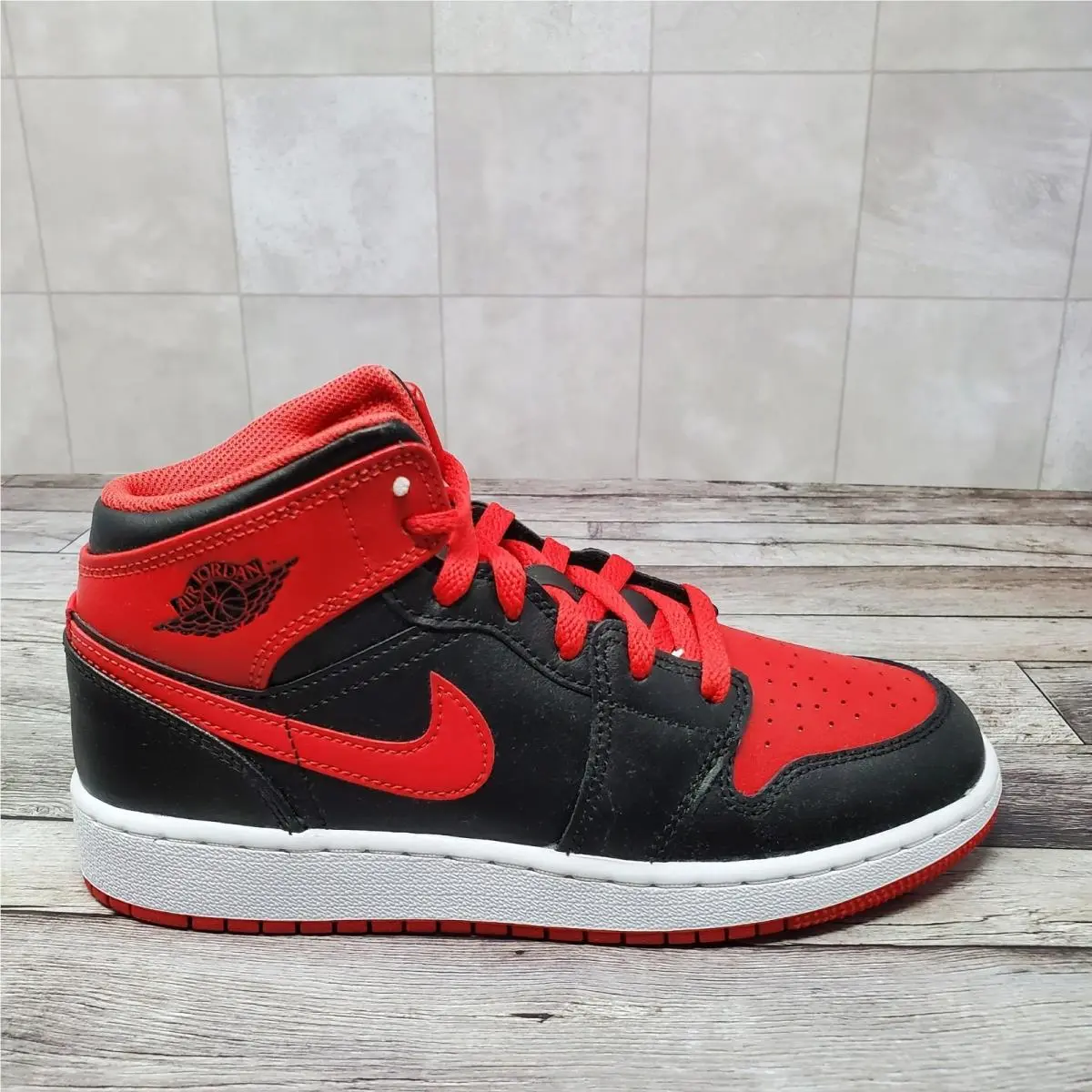 Nike shoes - Air Jordan 1 Mid - Air Mid - Red 2