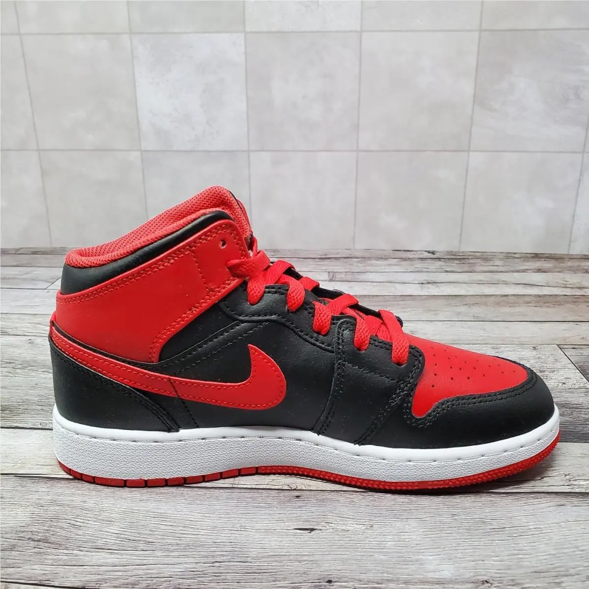 Nike shoes - Air Jordan 1 Mid - Air Mid - Red 4