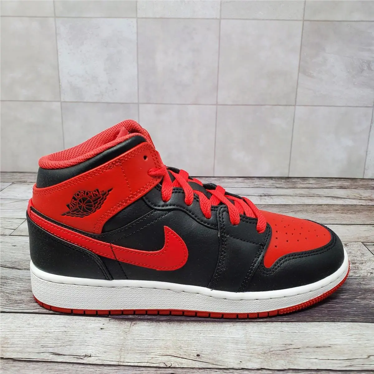 Nike shoes - Air Jordan 1 Mid GS - Red 2