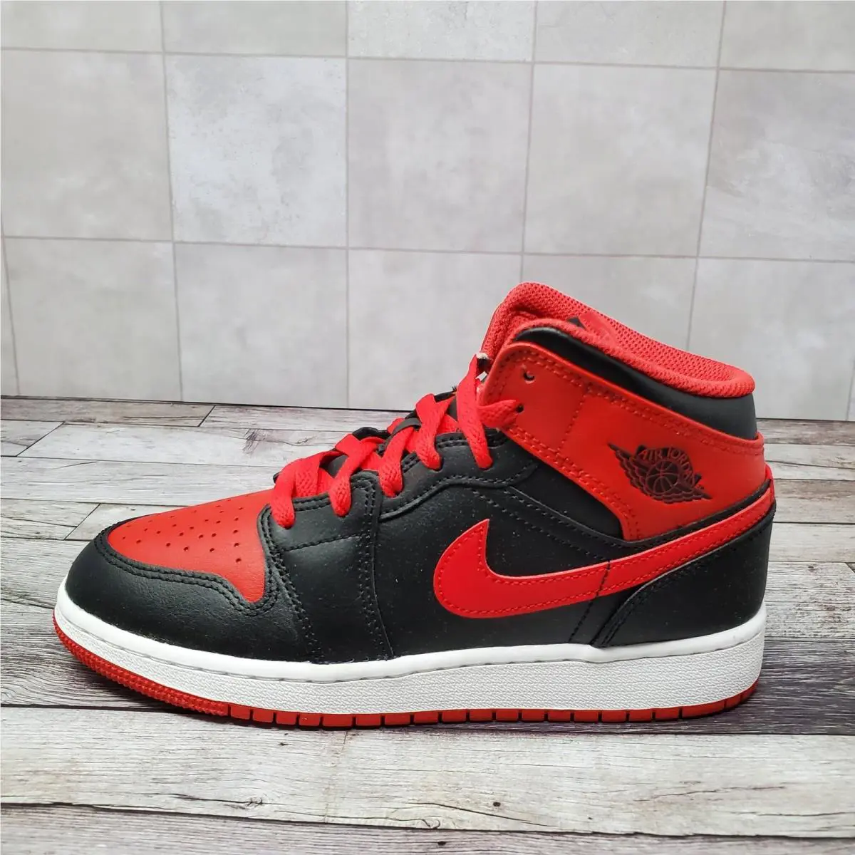 Nike shoes - Air Jordan 1 Mid GS - Red 3