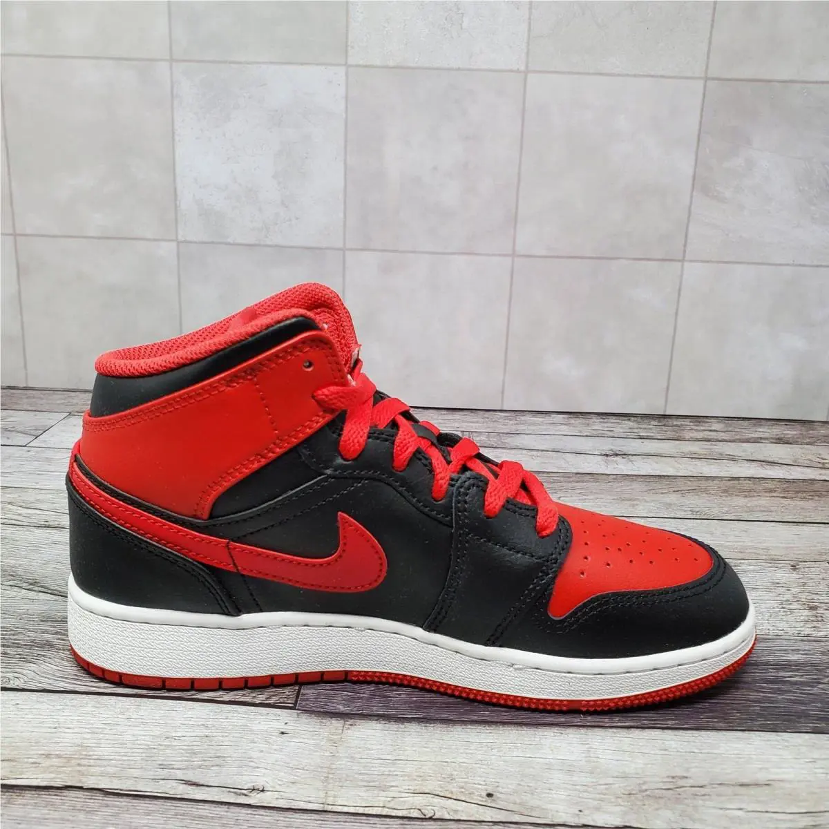 Nike shoes - Air Jordan 1 Mid GS - Red 4