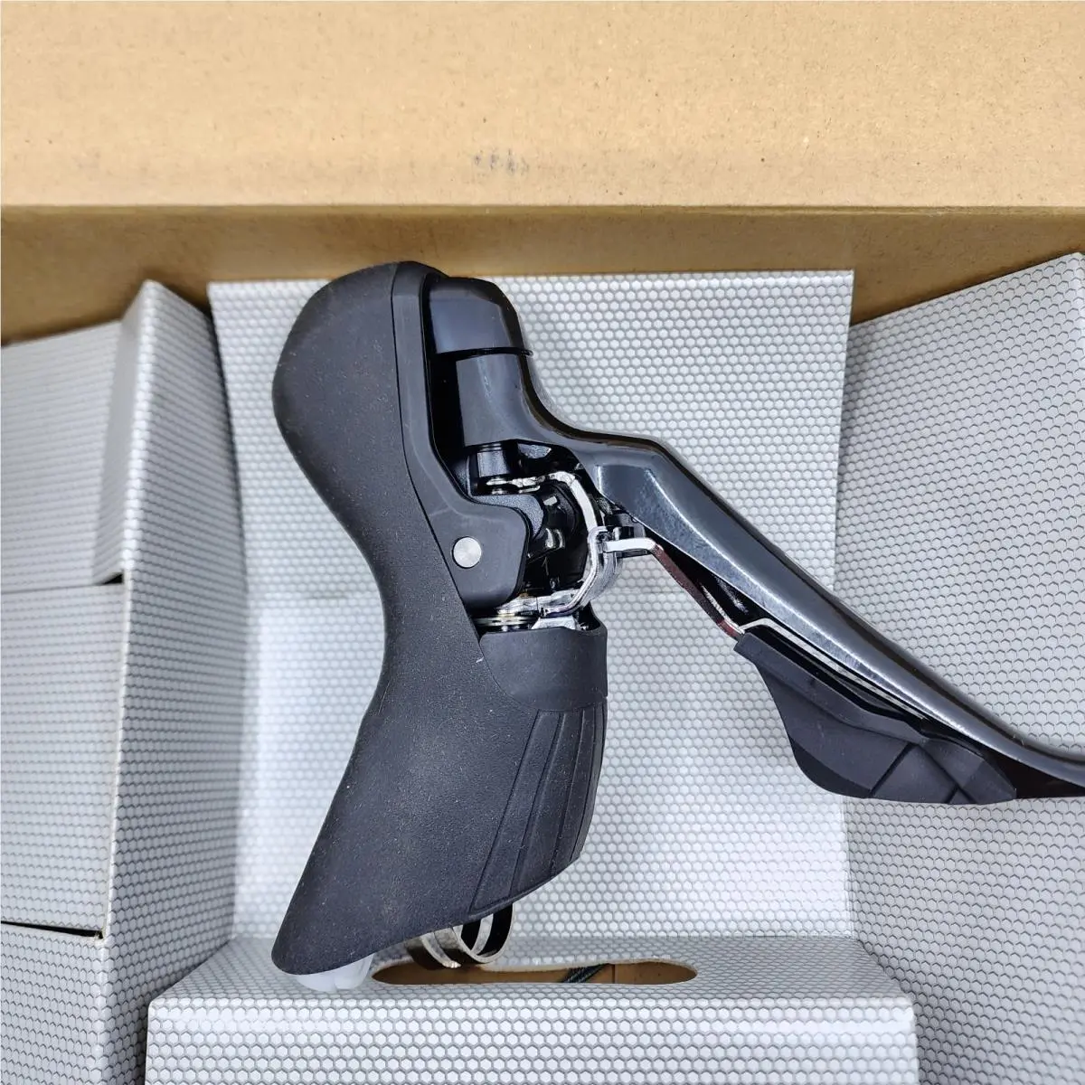 Shimano  - Shimano 105 ST-R7020 - ST-R7020 - Black 2