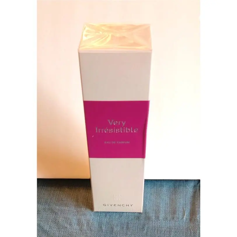 Givenchy Very Irresistible 2.5 OZ Edp Spray For Women Packing