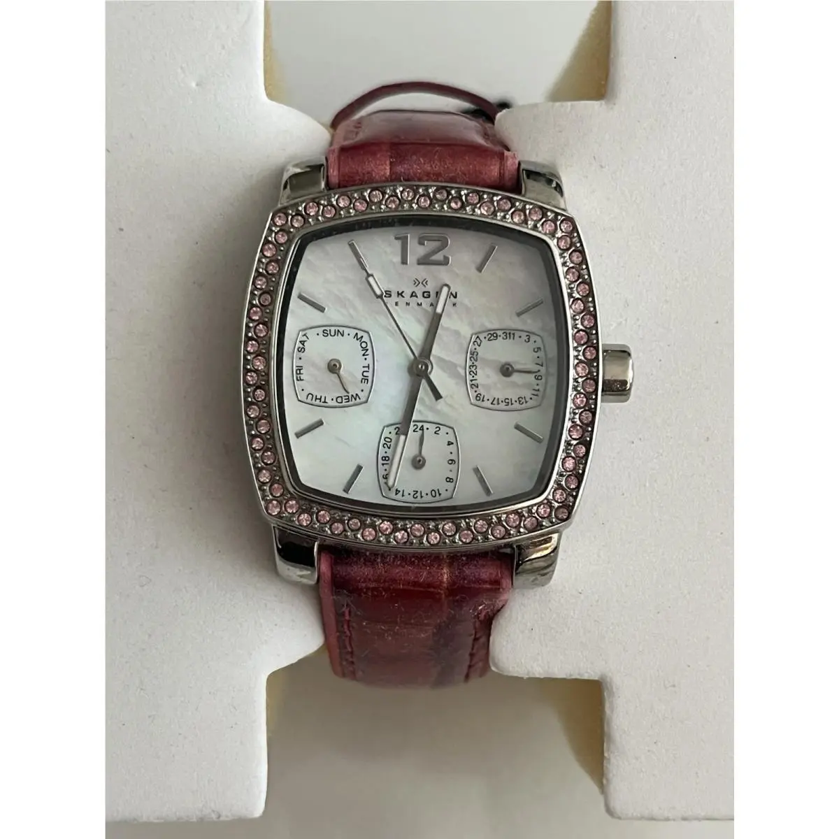 Skagen Women’s Watch Nwt. Hot Pink Fuschia Leather Crystals Needs Battery