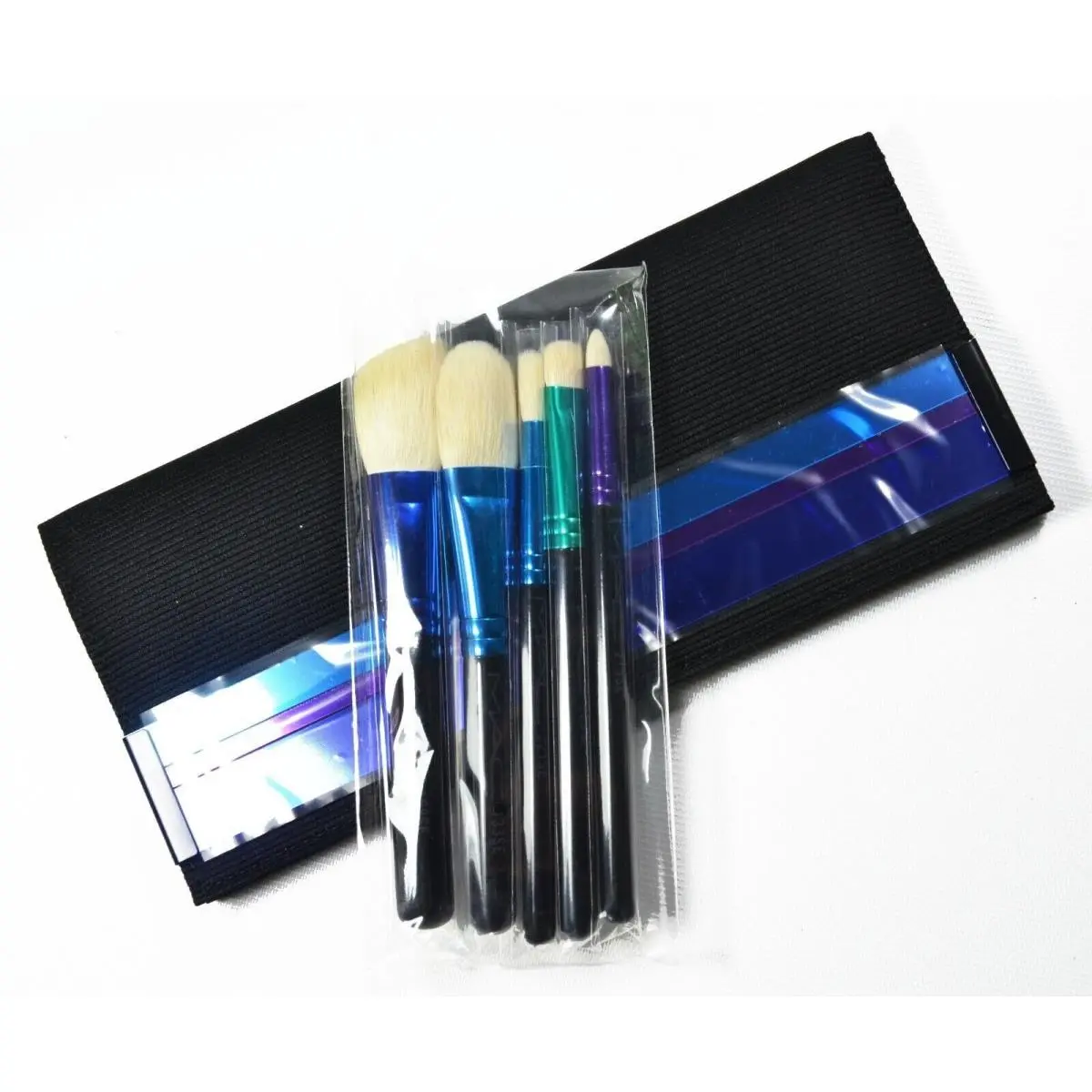 Mac Enchanted Eve Brush Kit - Essentials - 168 133 221 239 219