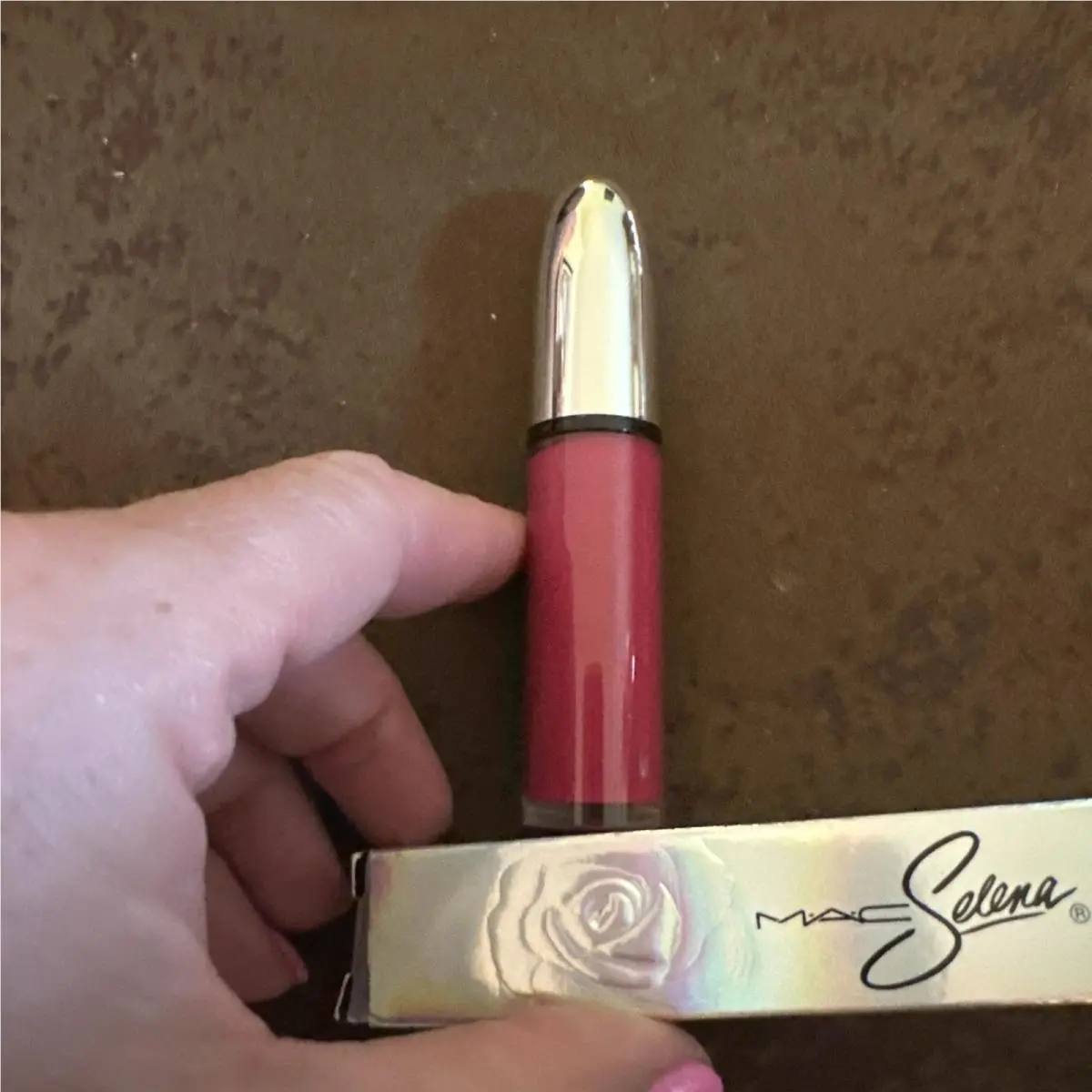 Mac Selena La Reina Retro Matte Liquid Lipstick Dame UN Beso Raspberry Pink by MAC Cosmetics