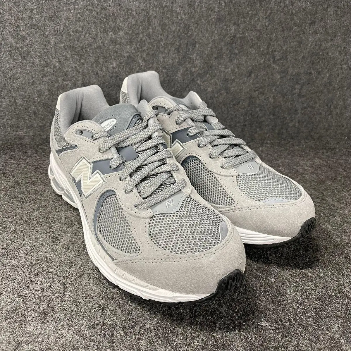 New Balance 2002R Running Shoes Unisex Size M10/W11.5 Grey
