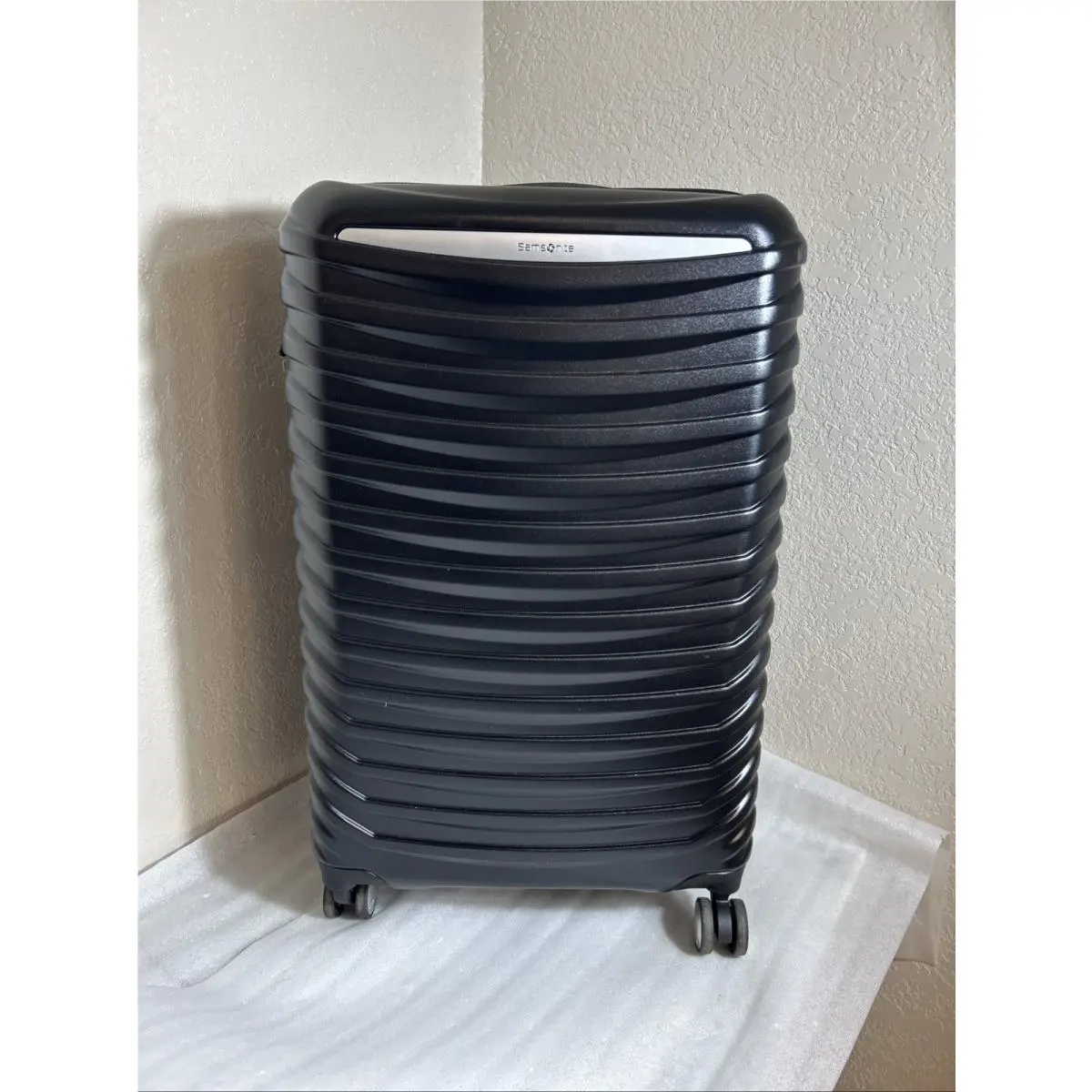 Samsonite Spin Tech 6 Medium Spinner Color: Black