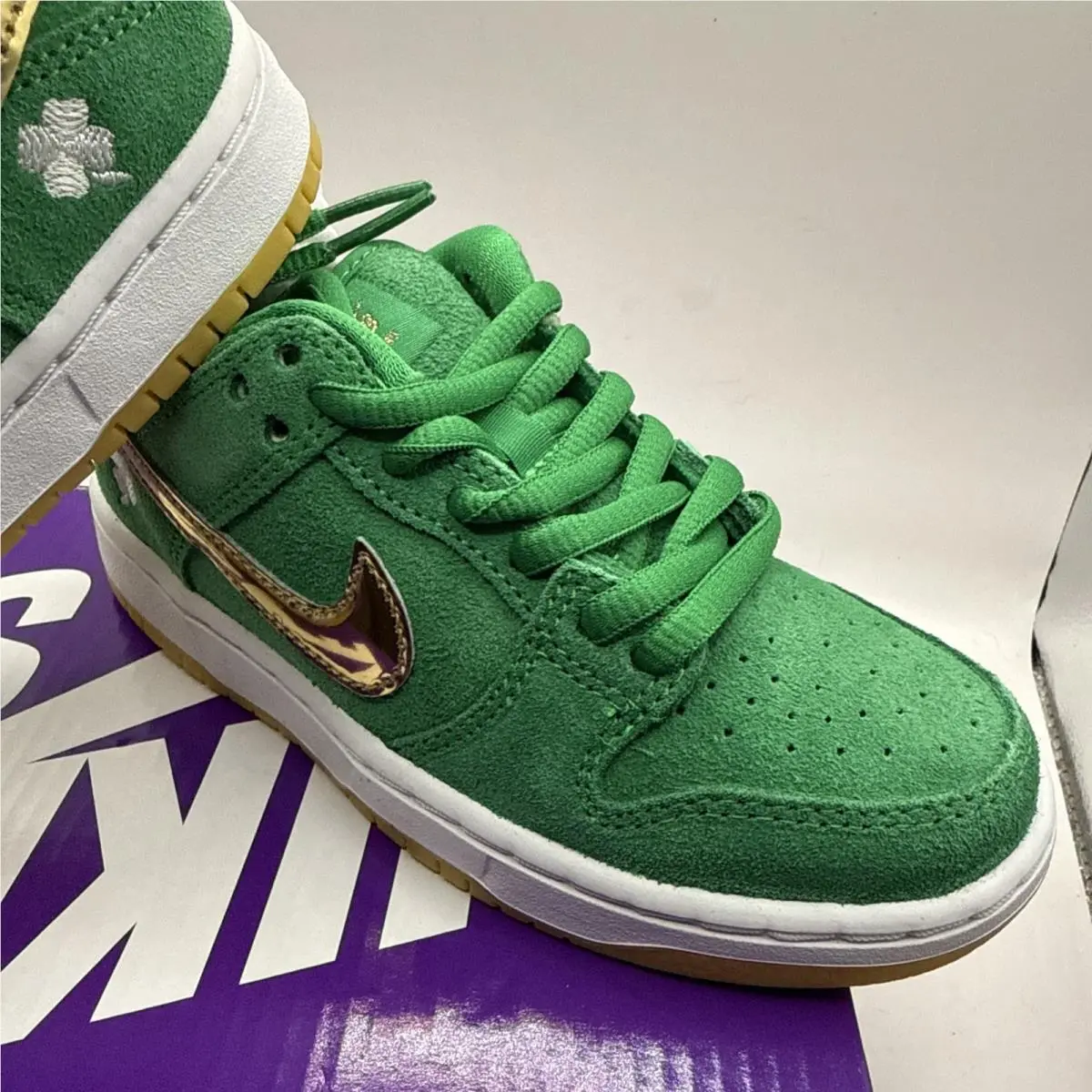 Nike shoes - Nike Sb Dunk Low Pro (PS) - BQ6817-303 - Green, Manufacturer: Green/Metallic Gold-White-Light Gum (UPC: 0195866638433) 1