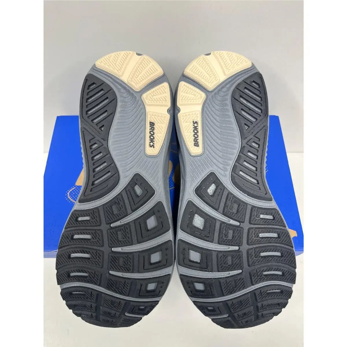Brooks shoes - Brooks Ghost 17 - Ghost - Black/Grey/White (090) 37