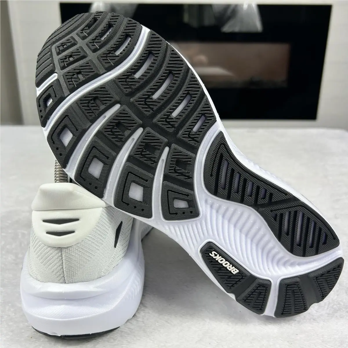 Brooks shoes - Brooks Ghost 18 - Ghost - 1204821B105 - White (UPC: 0195394872668) 11