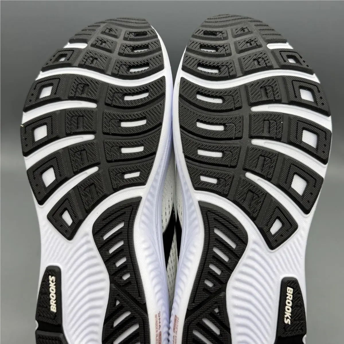 Brooks shoes - Brooks Ghost 18 - Ghost - 1204821B105 - White (UPC: 0195394872705) 7