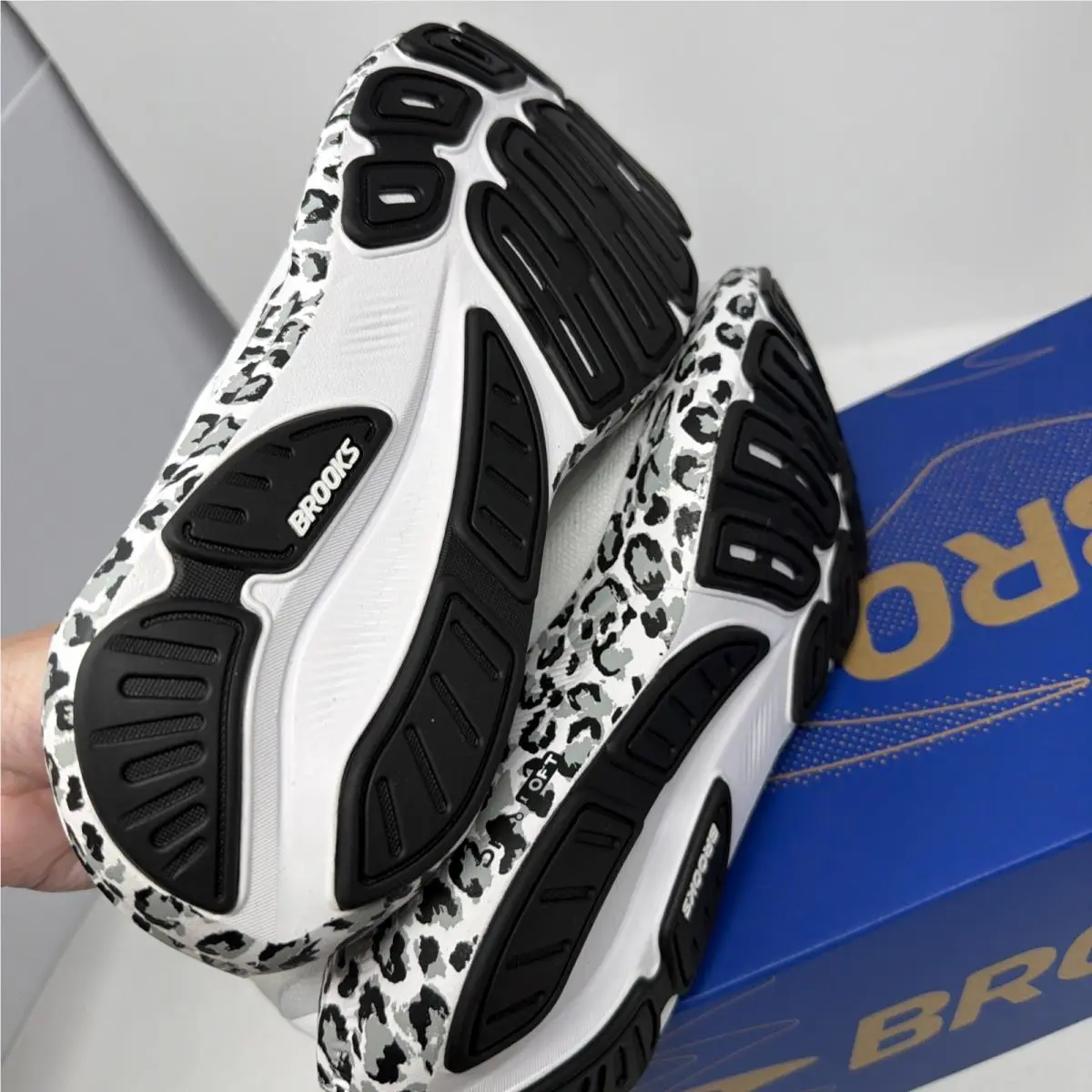 Brooks shoes - Brooks Revel 9 - Revel - 120489 1B 132 - White 4