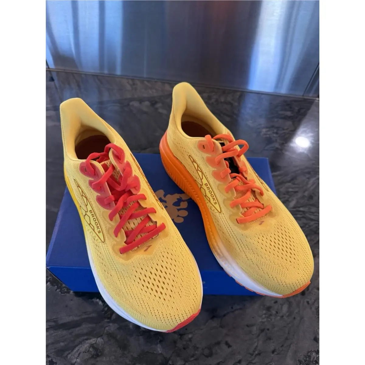 Rundisney x Brooks Ghost 17 Winnie The Pooh In Hand Women`s 9 Wide D Mens 7.5 D