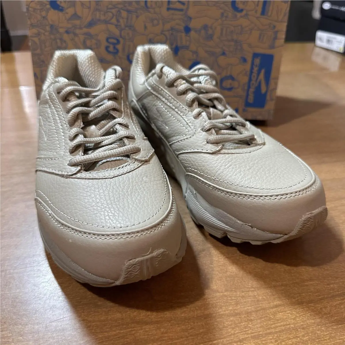 Brooks Addiction Walker Shoes Womens Size 7 2A Bone Leather Walking Narrow
