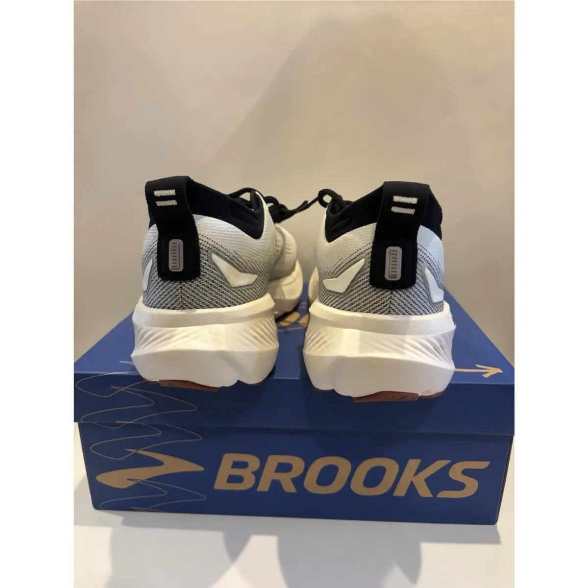 Brooks shoes - Brooks Glycerin 23 - Glycerin - White / Black/ Gum 2