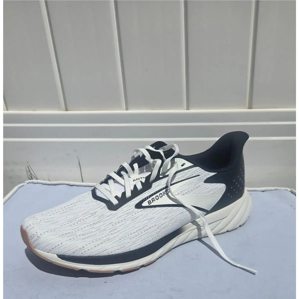 Brooks shoes - Brooks Anthem - Anthem - 1104391D121 - White/Black/Tan (UPC: 195394580181) 1