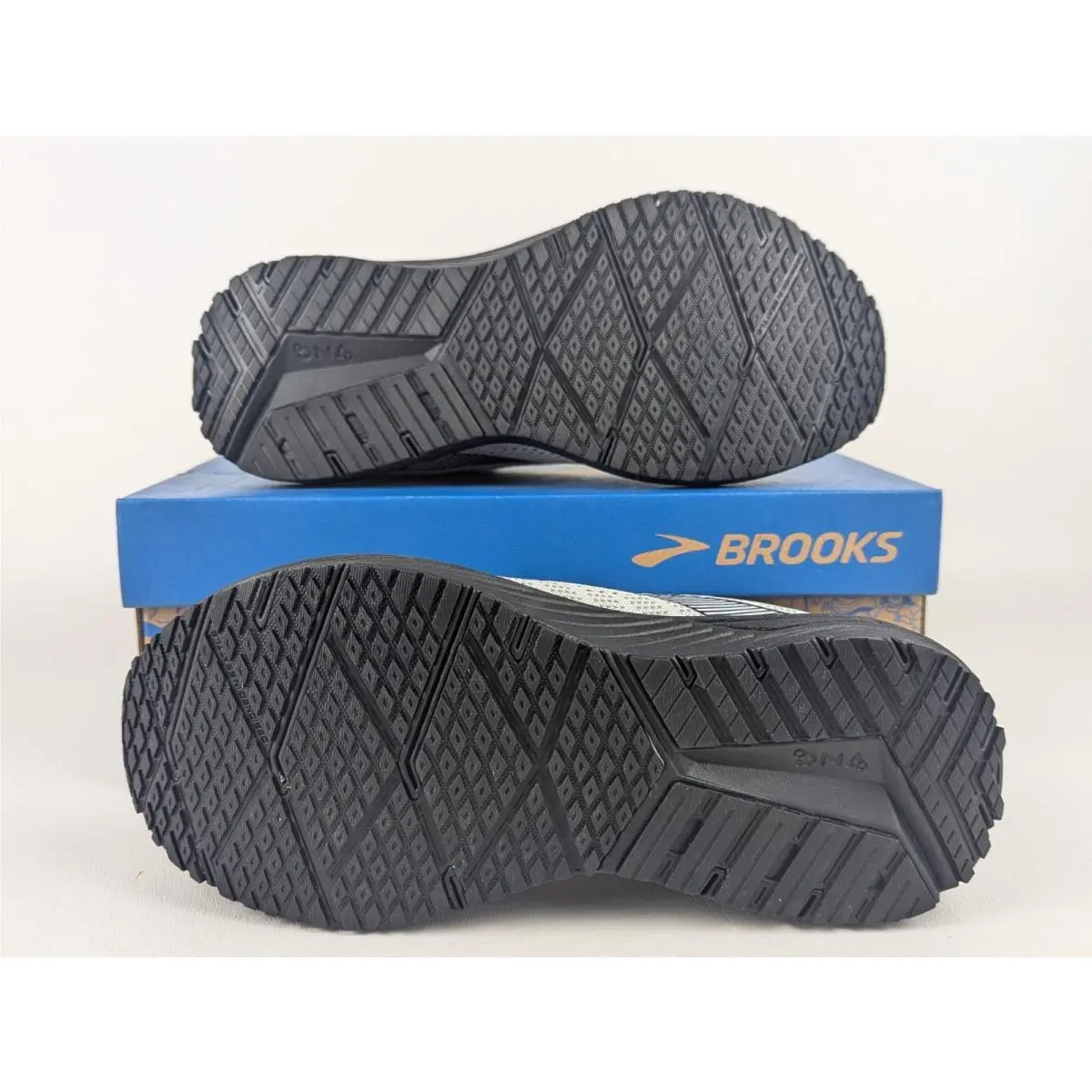 Brooks shoes - Brooks Revel 6 - Revel - 120386-1B-121 - White 1