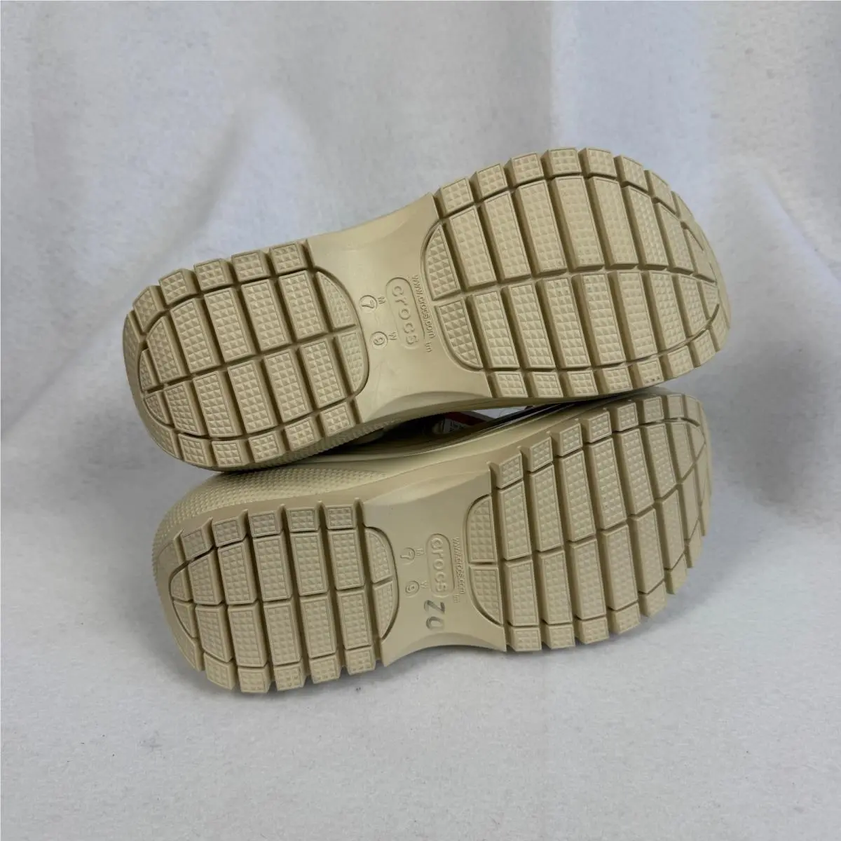 Crocs shoes - Mega Crush Sandal - Mega Crush Sandal - Ivory 9