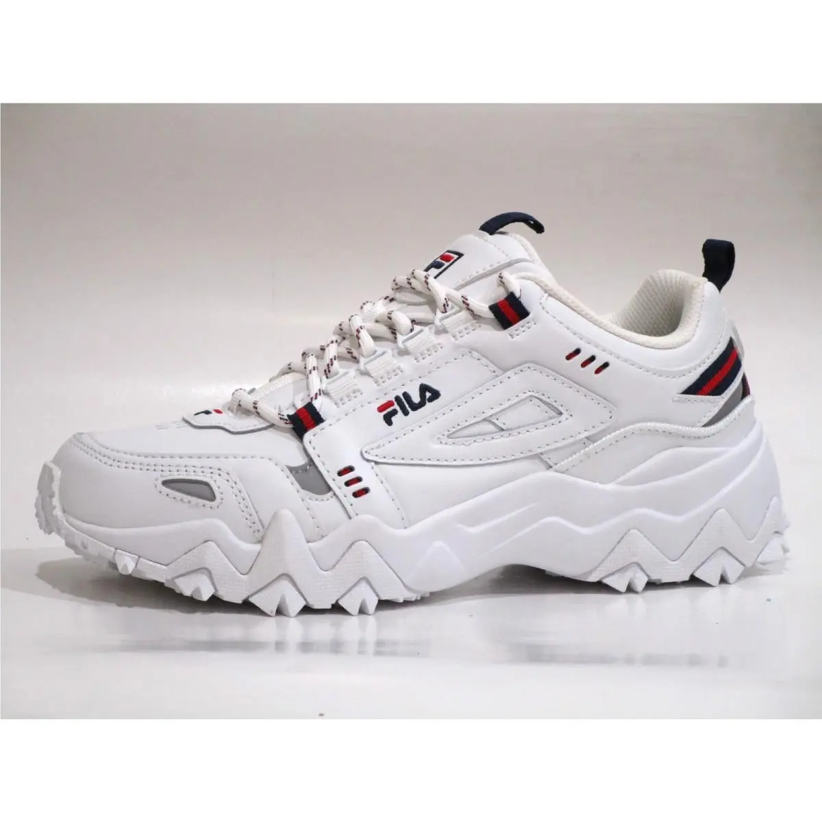 Fila Women`s Oakmont TR 5JM00651-125 Sneaker Shoes Size 8 Medium US