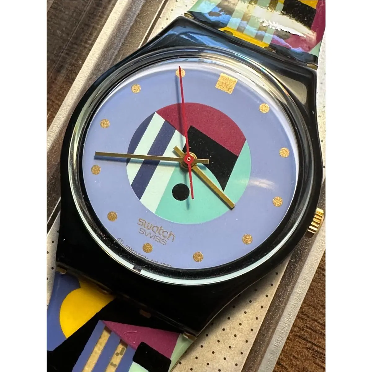 See Video Art Deco IN Gold Swatch Gold Inlay GB141 1991