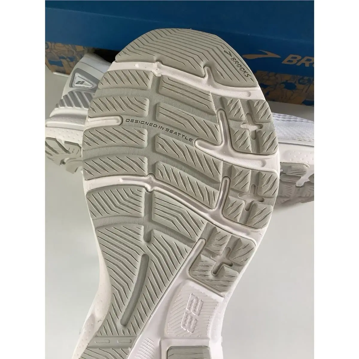 Brooks shoes - White 4