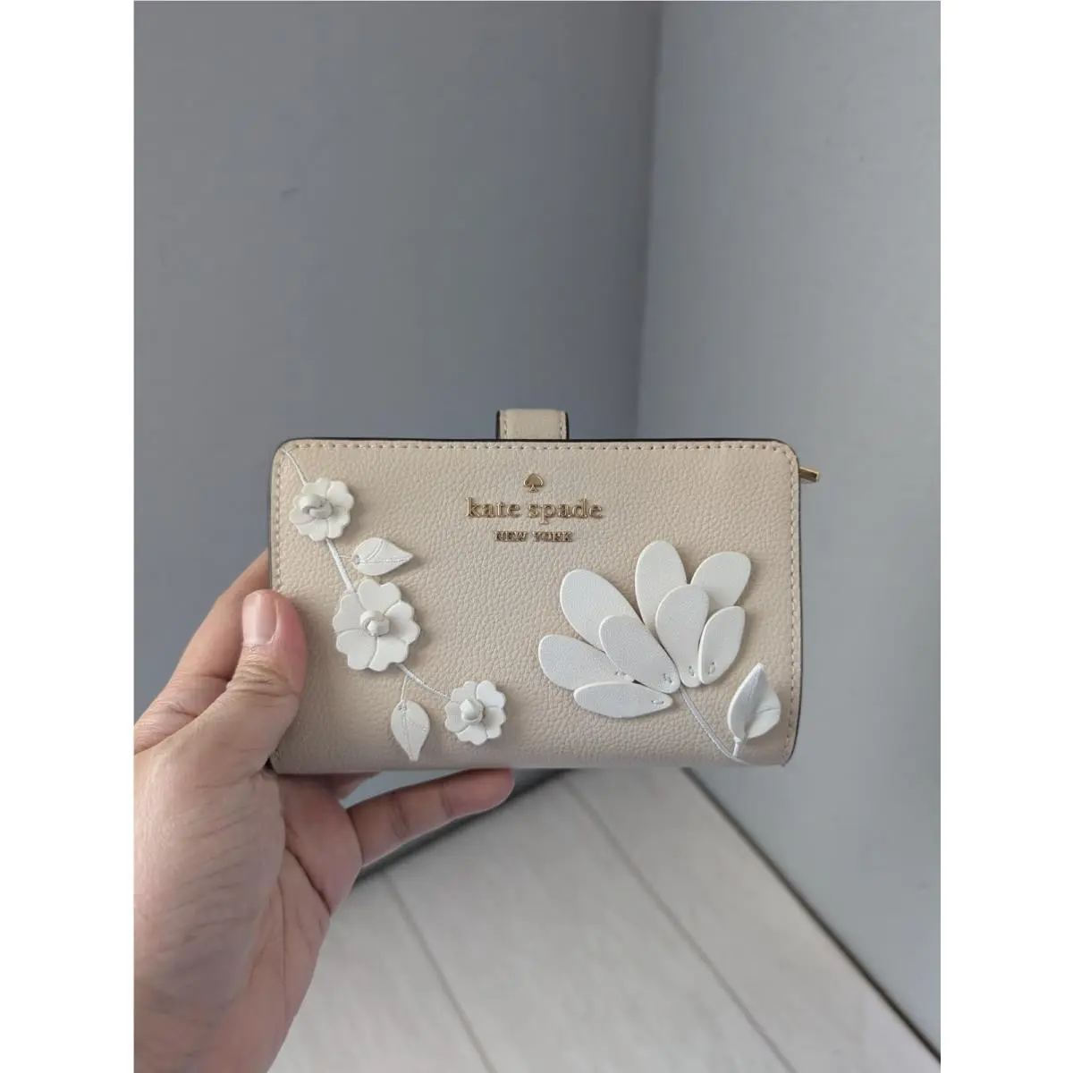 Kate Spade KP024 Floral Medium Bifold Wallet in Milk Glass Multi