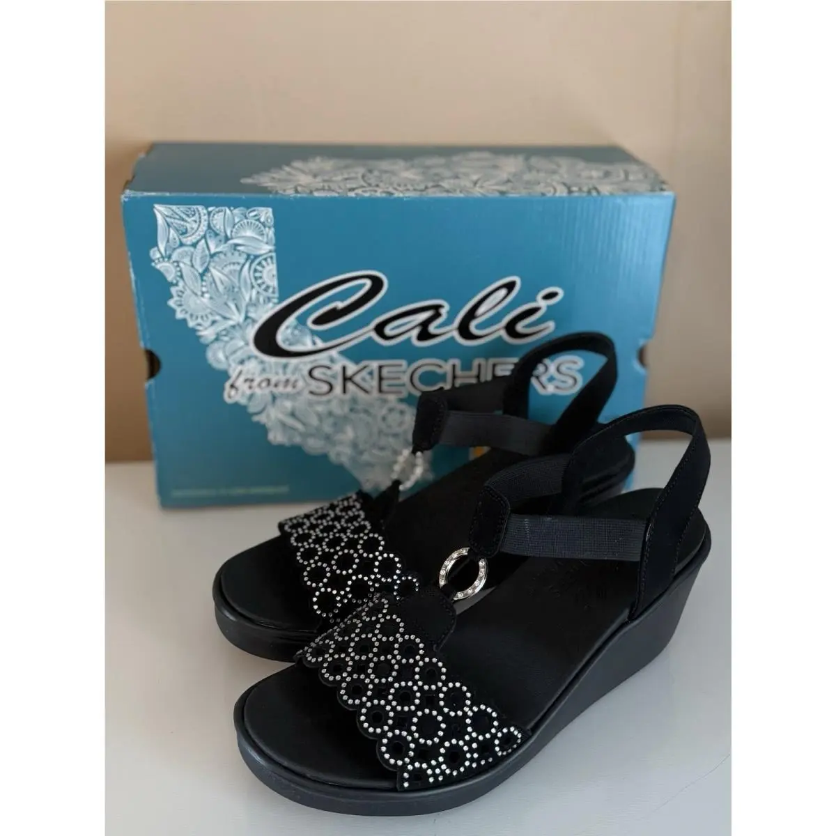 Cali From Skechers Women`s 11 Luxe Foam Rumble ON Queen Black Silver Sandals