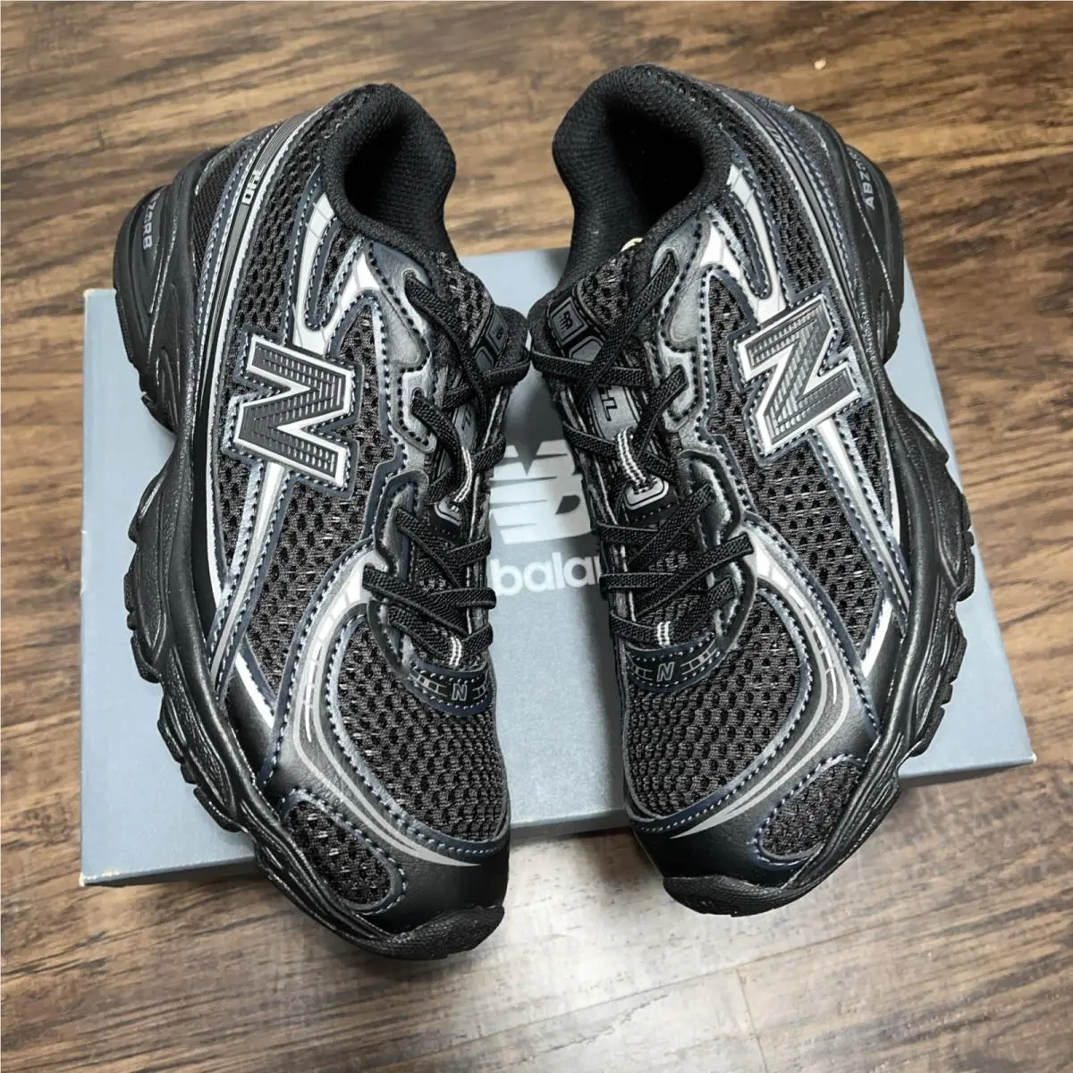 New Balance 740 Kid Black Silver Metallic Size 2