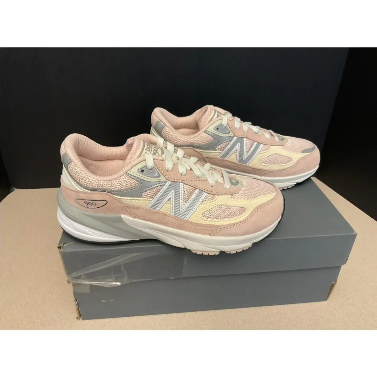 New Youth’s Girls New Balance 990v6 Pink/grey/white Athletic Shoes. Size 2.5Y