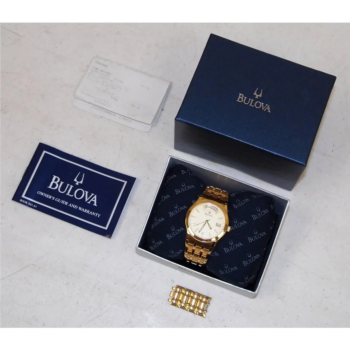 Nos Mint Vtg Gold Bulova Men`s Analog Wrist Watch Date Day Of Week