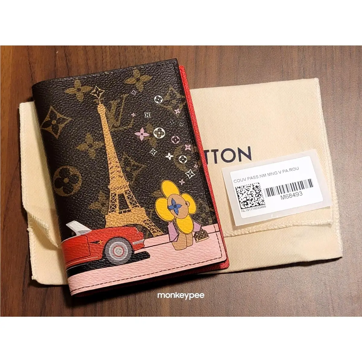 Louis Vuitton Christmas Animation Paris Eiffel Vivienne 2019 Passport Cover