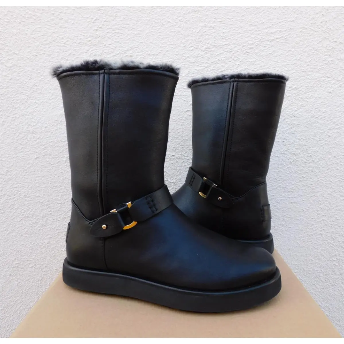 Ugg Black Classic Berge Short Leather/ Sheepskin Boots Women US 5/ Eur 36