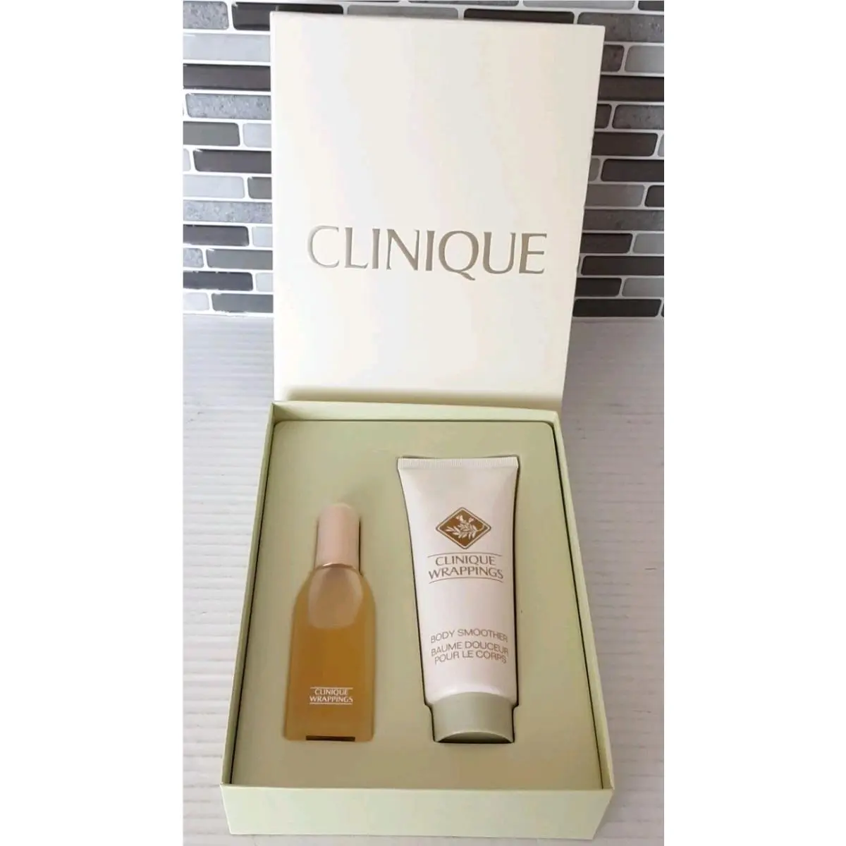 Clinique 2pc Gift Wrappings Set w/ Perfume Spray .85oz + Body Smoother 3.4oz