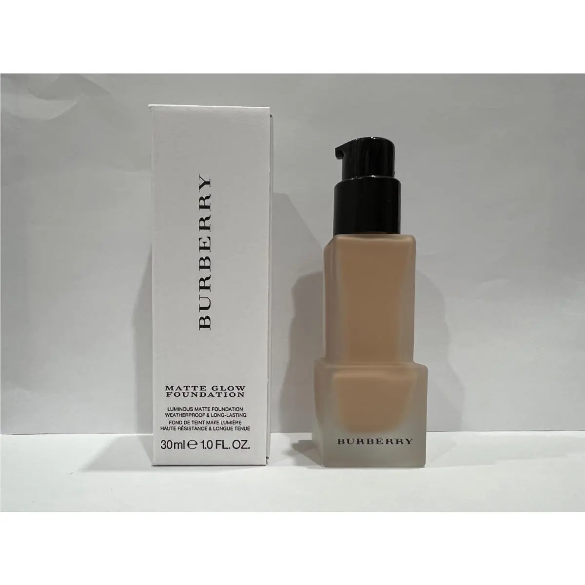 Burberry Matte Glow Foundation 1.0oz / 30ml --no. 70 Medium Neutral