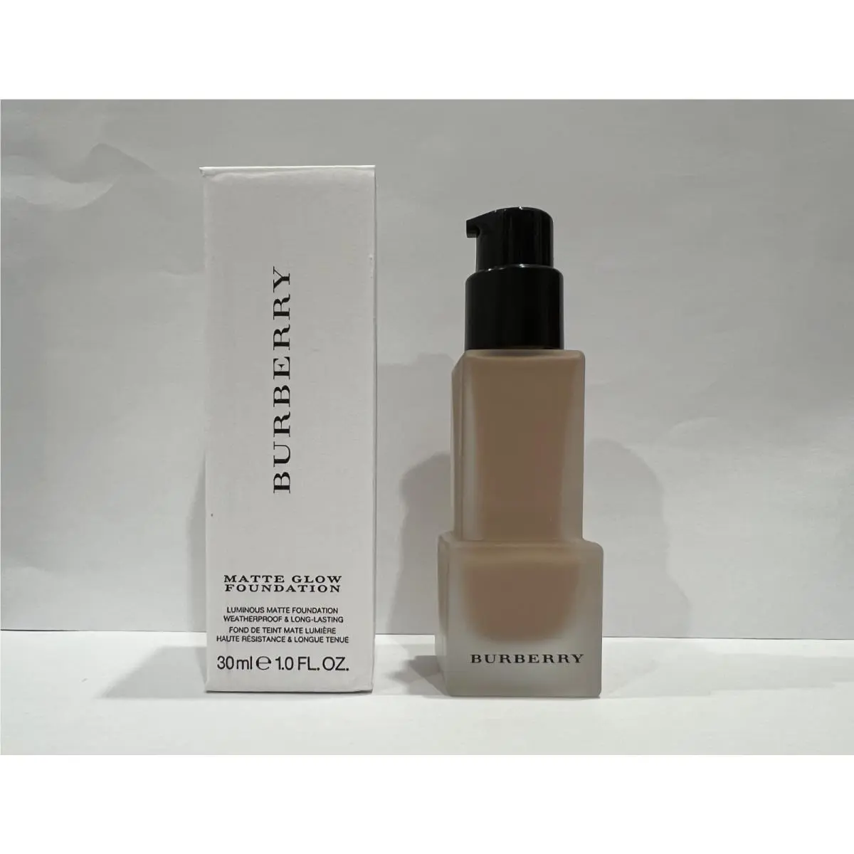 Burberry Matte Glow Foundation 1.0oz / 30ml --no. 90 Deep Neutral