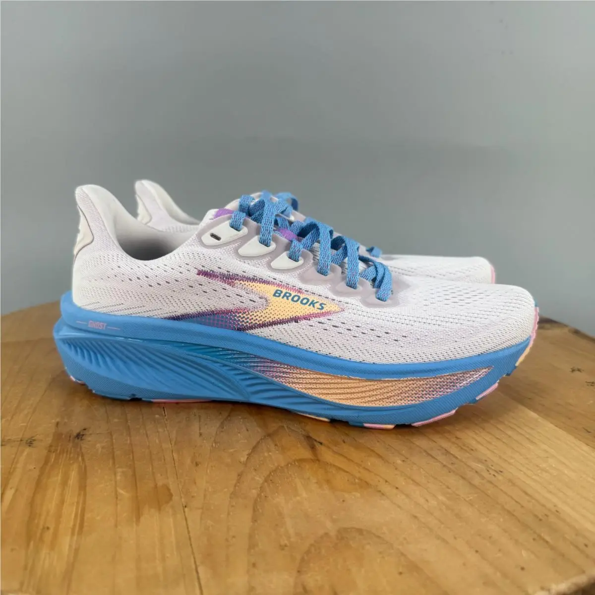 Brooks Ghost Women`s Size 7 Running Shoes White Blue Pink Athletic Sneakers