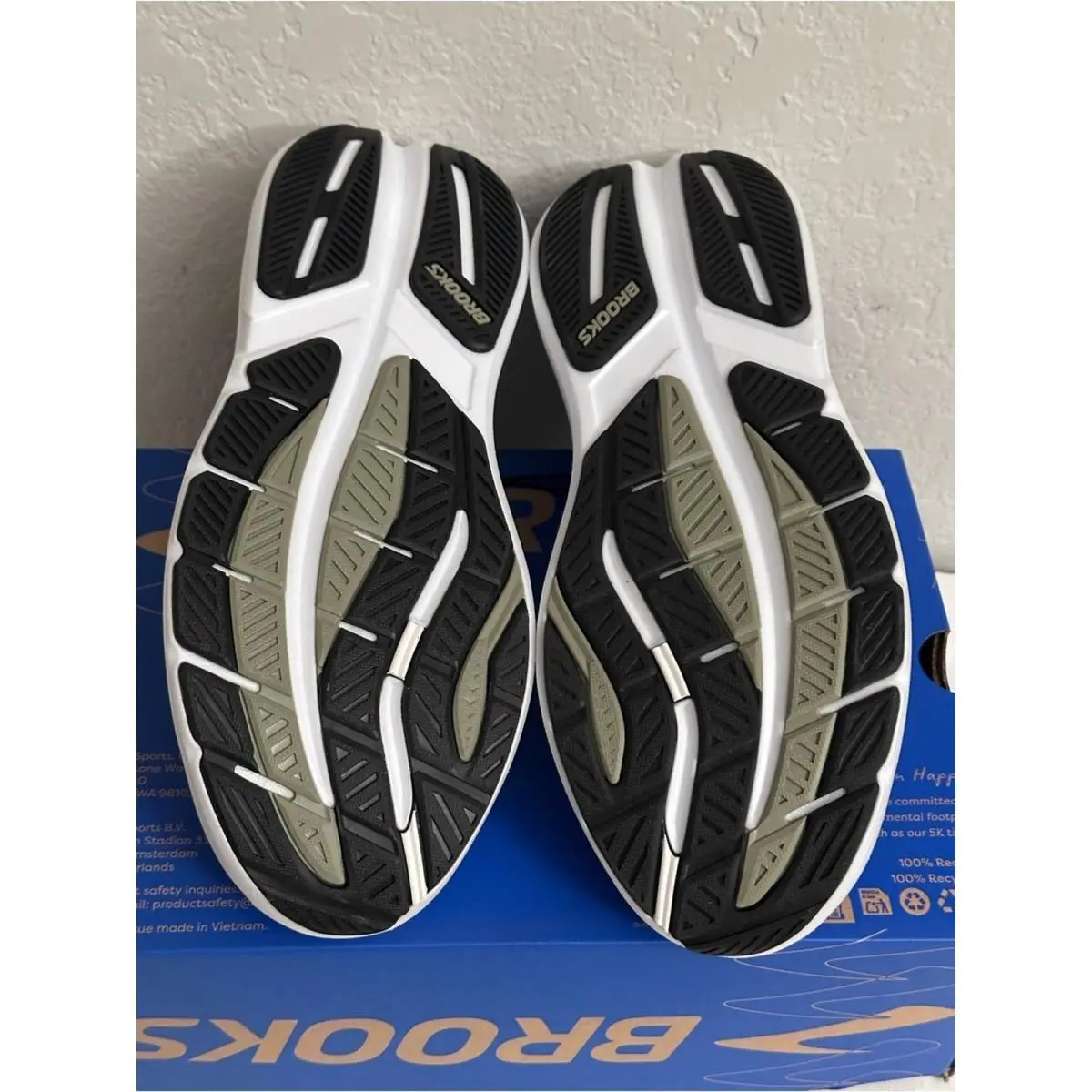 Brooks shoes - White 3